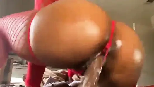 Cewek seksi kulit hitam lagi asik fingering memeknya