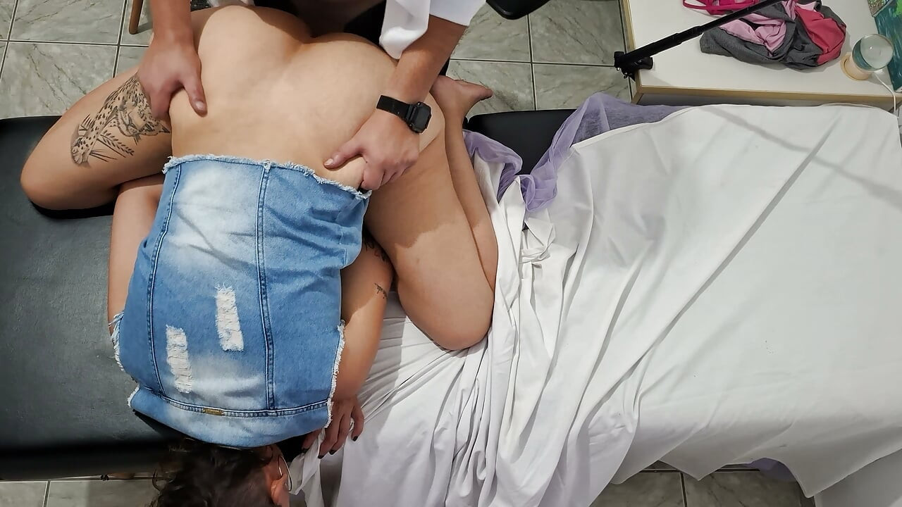 Doktor deliydi ama onu orgazma ulaştırdı. boşalma