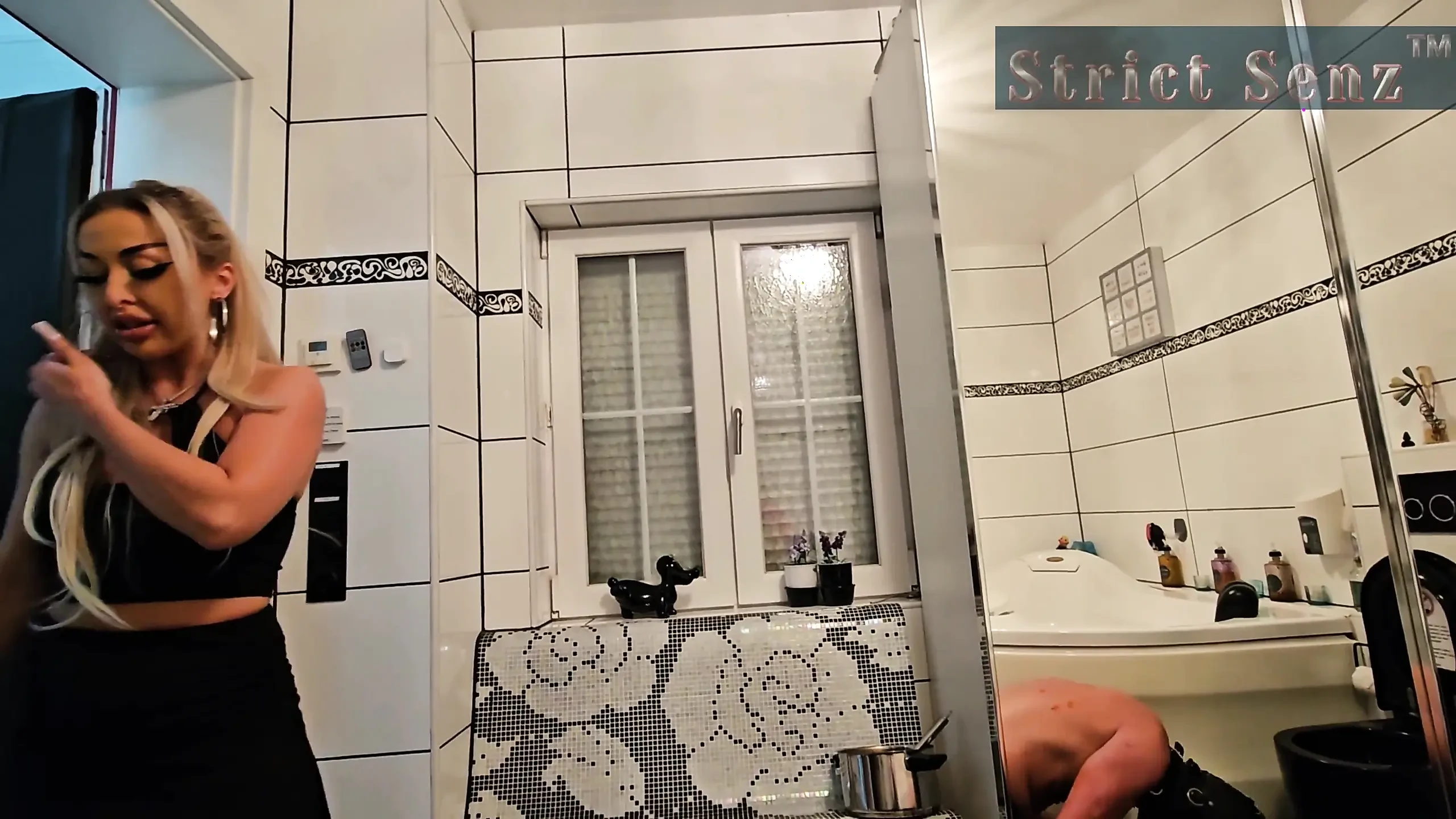 Sheela Sinner poniženje u toaletu