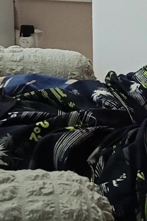 Pušenje i drkanje prijateljovog kurca dok on ne svrši