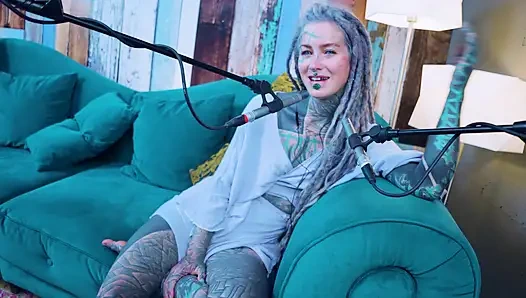 Я говорю о G - Grattitude - подкаст ASMR говорящая готесса, худенькая девушка дредки татуированная модель, татуированная девушка