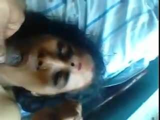 Desi tamilische Frau des Hausbesitzers fickt in den Mund, heimlich gefesselt