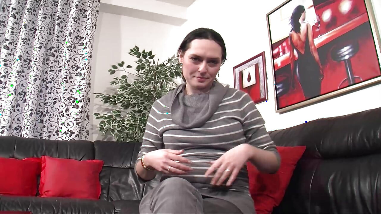 Alman genç kız kameraman için dildoyla oynuyor