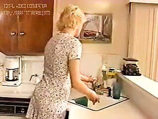 Shemale (tranny) vrouw wordt geneukt door echtgenoot in de keuken!