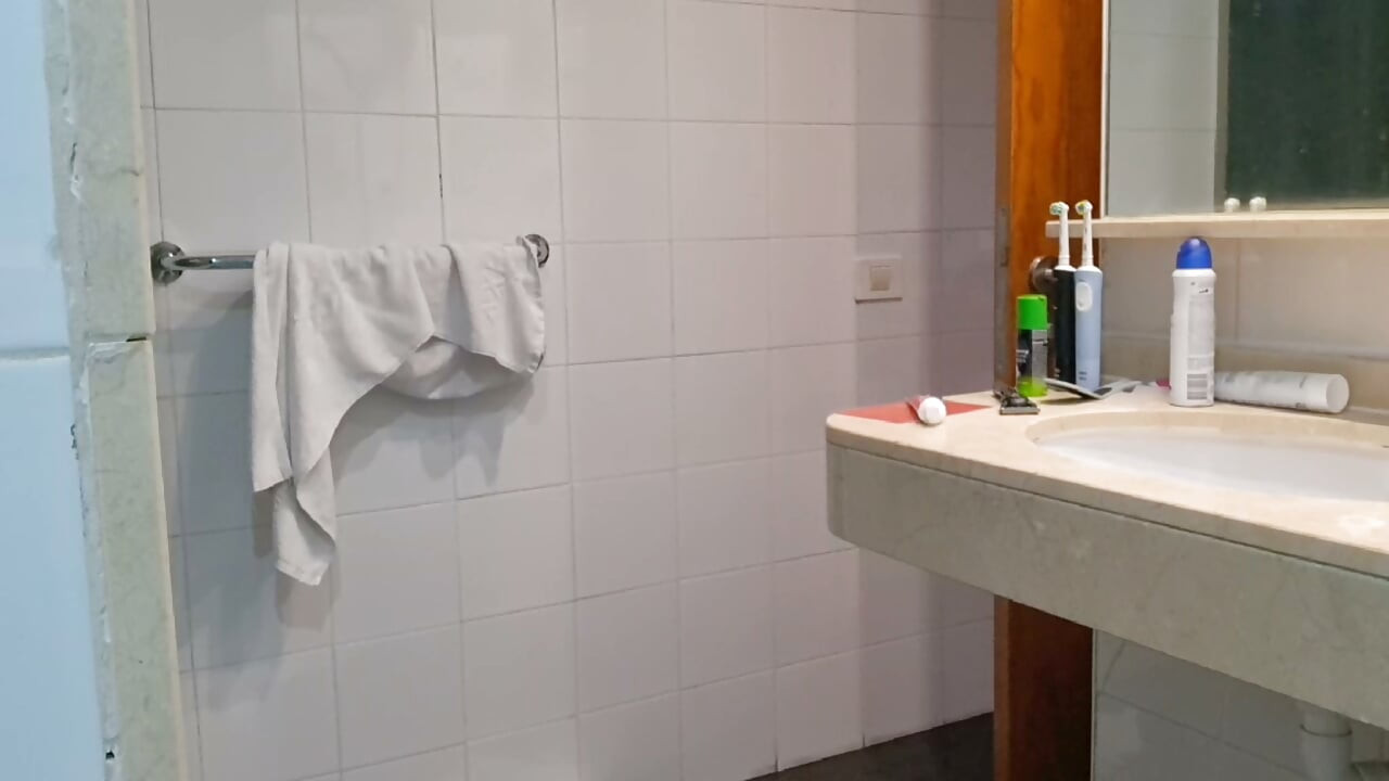 Entrei de mansinho na casa da minha vizinha e fodi-a como a puta de pau grande que ela é