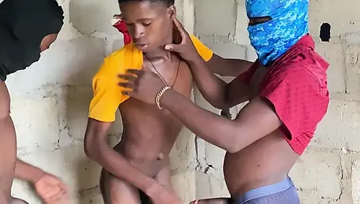 Twink üçlü grup seks sert biniciler