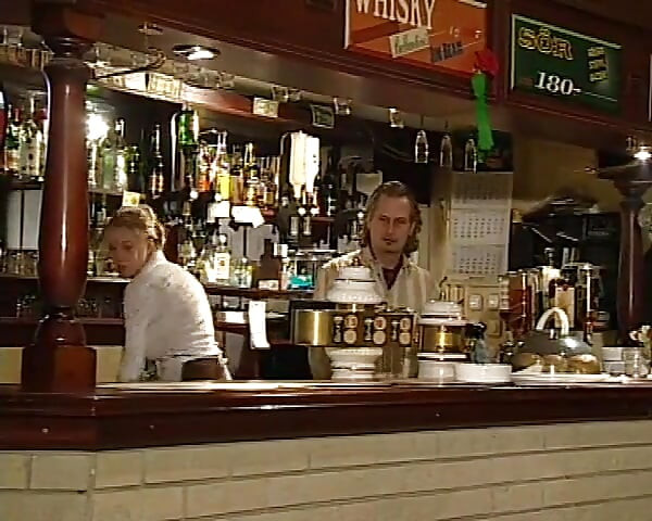 Angelica Bella Production em filme quente Uma cadela para um amigo