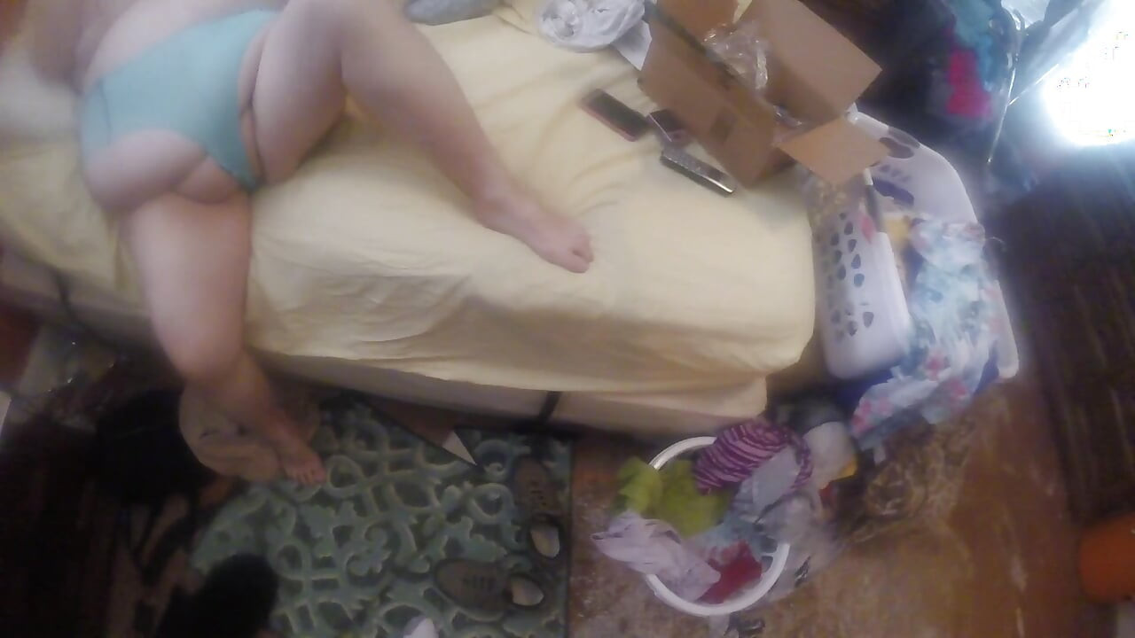 BBWが彼女のアソコで遊び、熱くてしゃぶりをする!