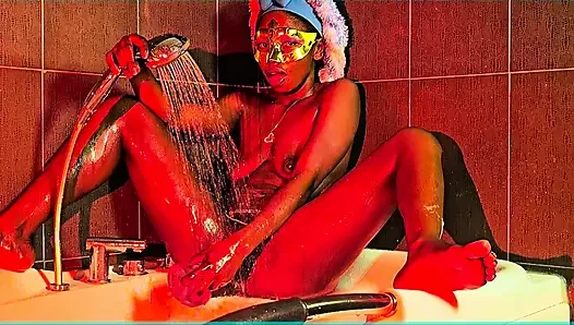 Aku pelacur jalang yang bejat!! Setelah menggosok kotak jusku sampai orgasme, waktu mandinya!!