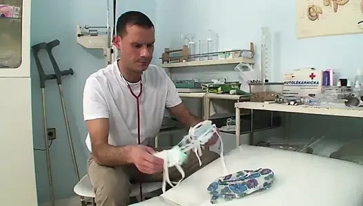 Горячая крошка получает жесткий трах после траха пальца в больнице