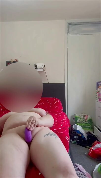 Milf speelt in haar eentje