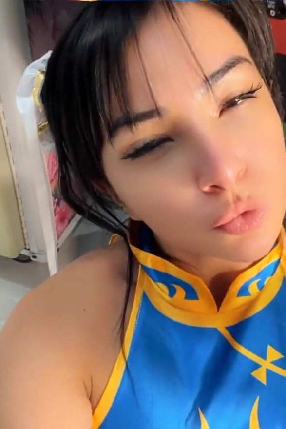 Emanuelly Raquel as Chun Li Cosplay POV Fucking Playing Arcade