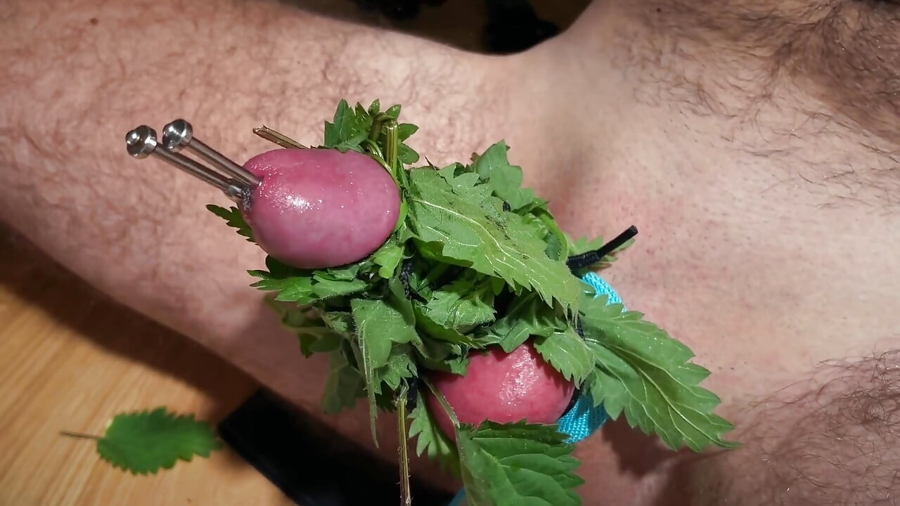 Cum dengan nettles inside di dalam kontol