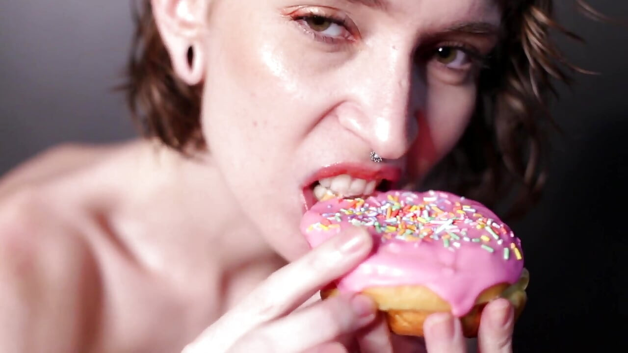 Ăn donuts và xuất tinh