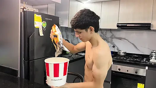Ein geiler Freund steckt seinen reichen Schwanz in die Pommes für seine sexy Latina-Freundin. Endet in echtem selbstgemachtem Sex