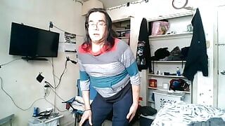 Travesti mature en pantalon moulant