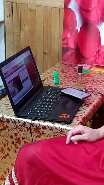Nezaboravan trenutak iz "Bujne amaterske MILF-ice u seksi lizanju stopala."