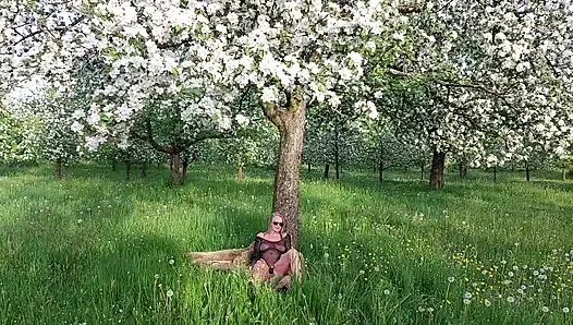 Oma Wird Draußen Geil Masturbiert Und Schreit!