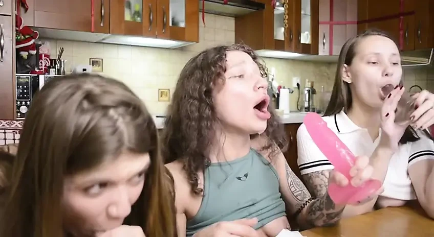 淫荡荡妇女友吮吸三人行 深热辣