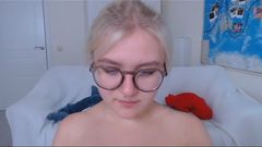 Une fille sexy en train de se masturber devant une webcam