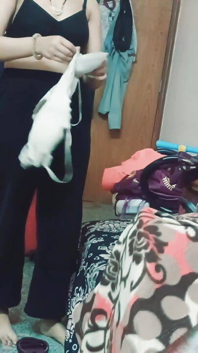 Latika schimbă hainele și arată complet