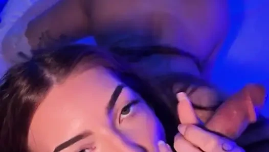 Geiles schätzchen salome, kitzler stöhnt laut, während sie einen guten fick bekommt