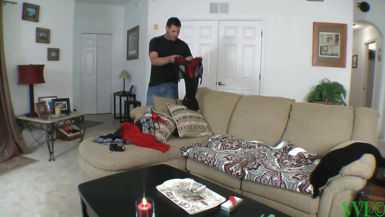 Steve memerangkap ibu tirinya dan ibu mertuanya