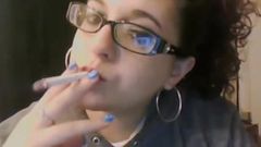 Io Sandy Yardish che mangia una sigaretta Marboro al mentolo da 100s