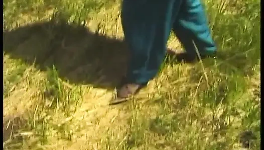 Behaarte blonde reife haben eine schöne zeit im freien