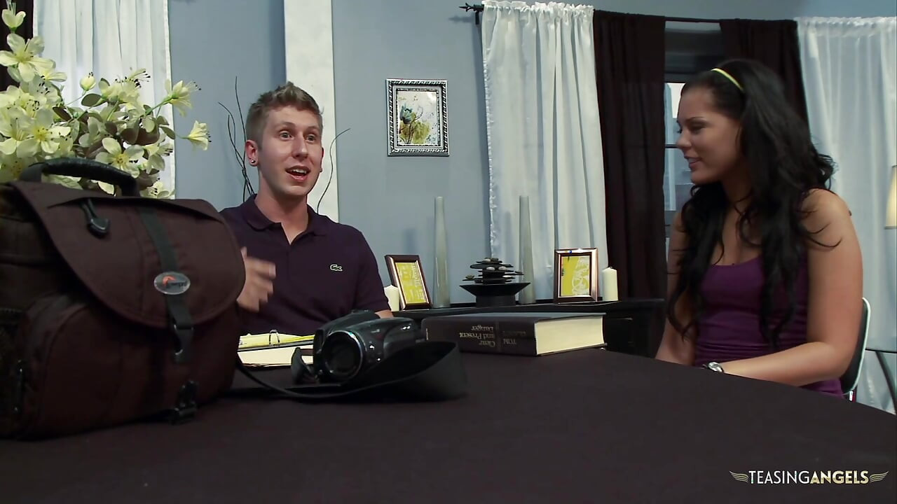 Cewek cantik rambut cokelat di-fingering dan dientot habis-habisan di sofa