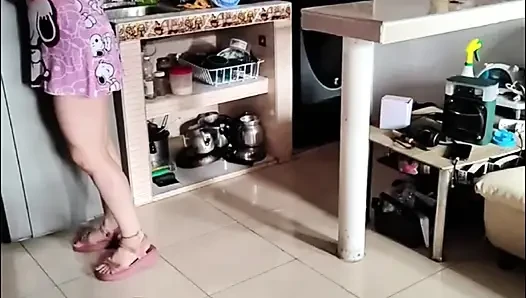 Üvey anne büyük göğüsleriyle mutfakta mastürbasyon yapıyor