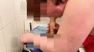 Slaaf berijdt dildo in het toilet