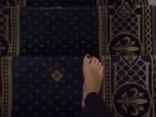 階段の上の裸足