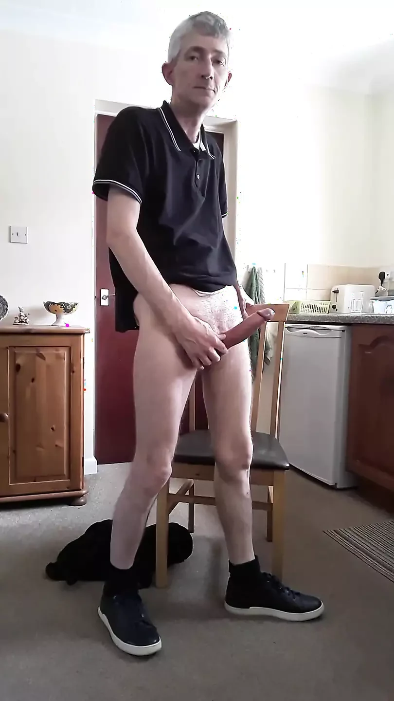 在厨房给你看我的鸡巴。