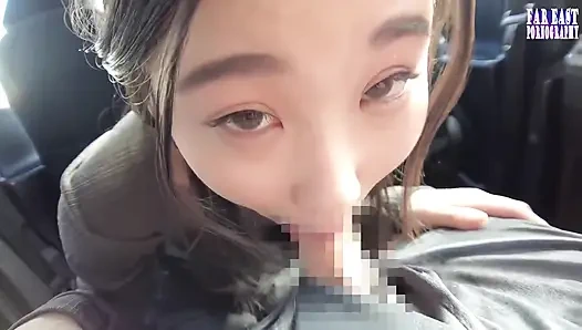 Kalabalık gözlerin dik uçlarında ateşli, sıkı bir tepenin ateşlendiği çıplak meme yürüyüşü faz.1