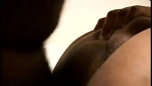 Şişman zenci bebek kalın siyah yarağı emiyor ve sikiliyor