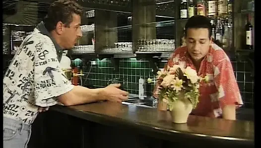 Perfekte deutsche puppe reitet schwanz und isst sperma in der taverne