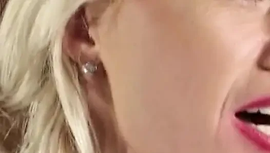 Blonde Verführerin in leidenschaftlicher Action