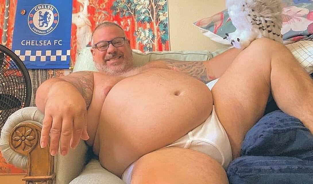 COACH HAS A GOOD DADDY CHUB ASS-GASM FROM HIS HUGE BALLS