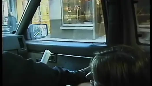 Şehir trafiğinde onu arabada küçük düşüren sapık ile banliyö kızıl saçlı araba sikişiyor