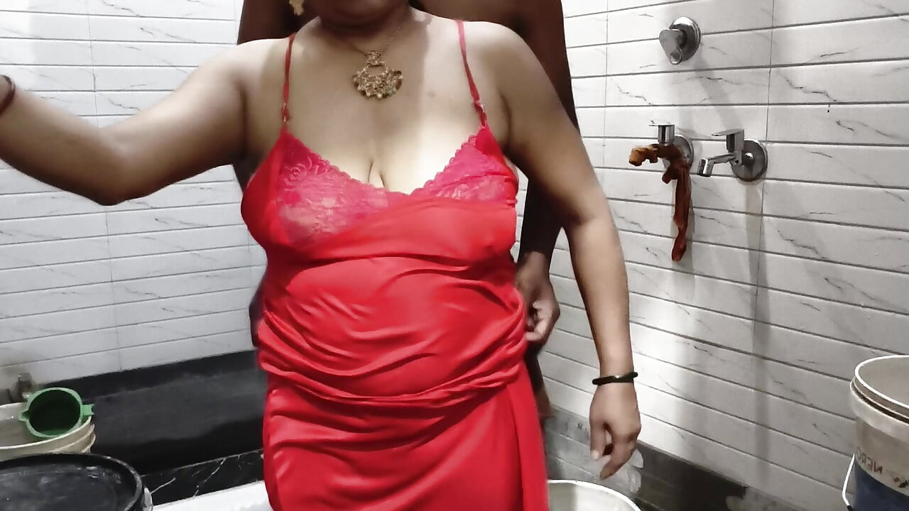 Sali ki chut mari bathroom me
