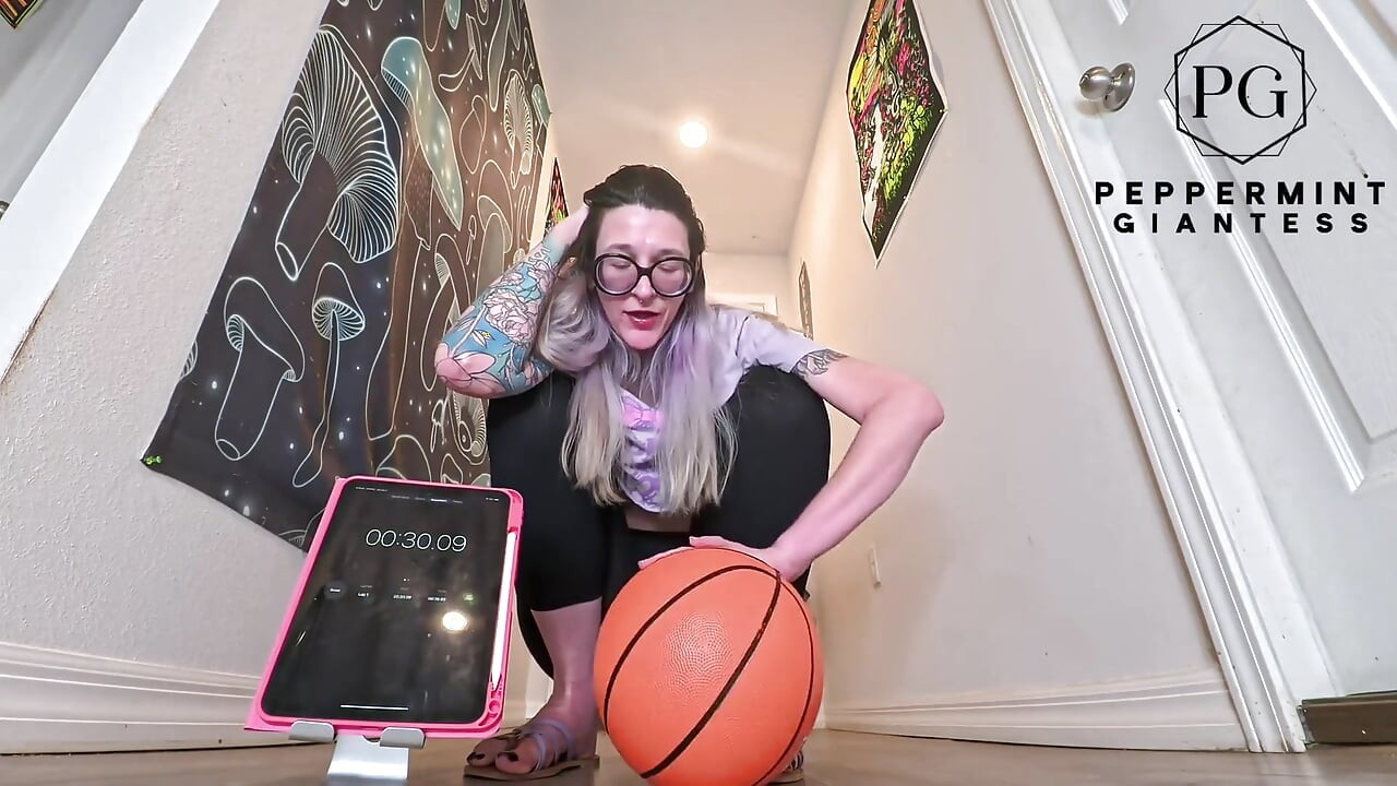 6'7 Tall Goddess One-handed Basketball Hold Challenge How Long Can These Huge Hands Dominate?