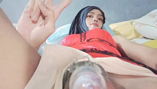 Maureennadh - hijab mietje spuiten tijdens anale training met behulp van kuisheidskooi