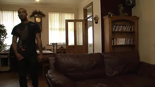 Esmer genç kız büyük zenci yarağı tarafından sikiliyor