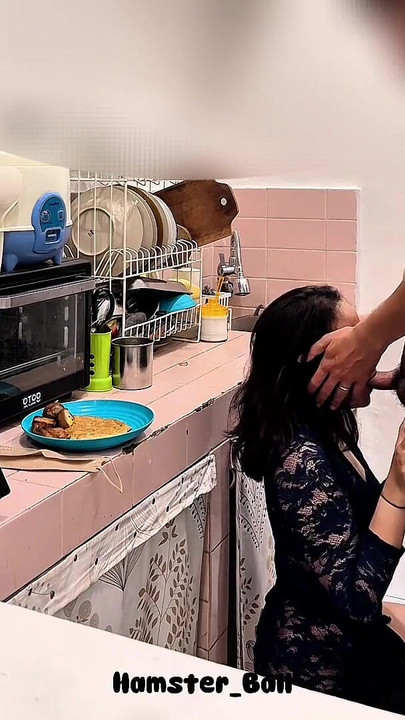 Epski trenutak iz "Skoro uhvaćena, varajuća sobarica dok kuha u kuhinji"