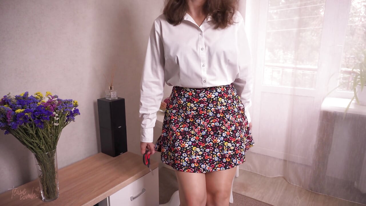 O colegă de cameră sexy rupe hainele pentru a te tachina