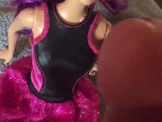 Фиолетовый темноволосый Барби на поп-видео