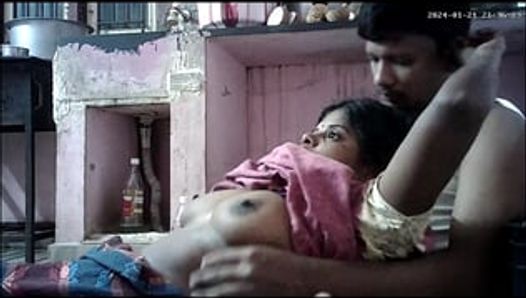 Indische huisvrouw met het tonen en spelen met haar hete grote borsten