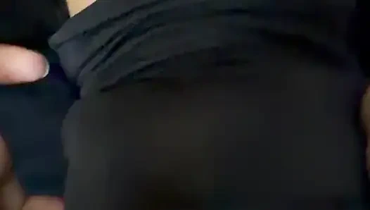 Hintli kız ağzıyla penisi emdi ve suyu çıkardı.