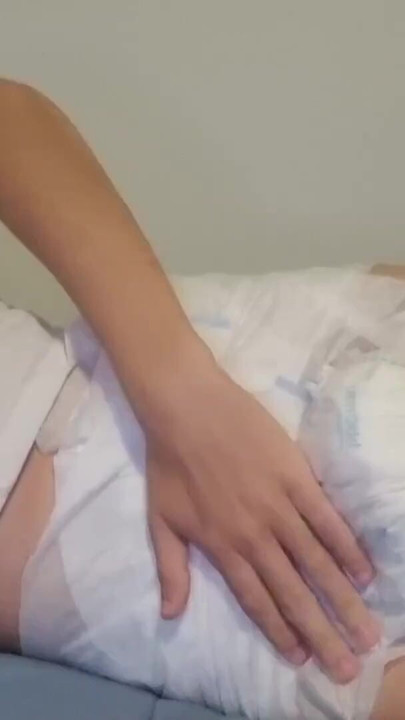 Momento épico de "Abdl diaper boy brincando com sua fralda na cama"